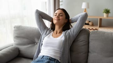Femme détendue, les yeux fermés, qui respire calmement
